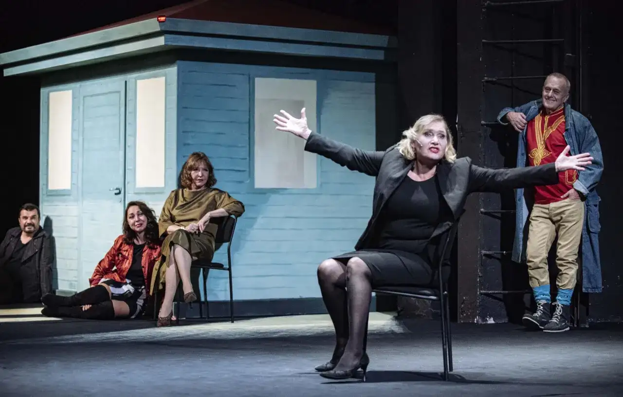 Znani aktorzy teatralni: Gwiazdy ekranu na scenie - Kto zachwyca?