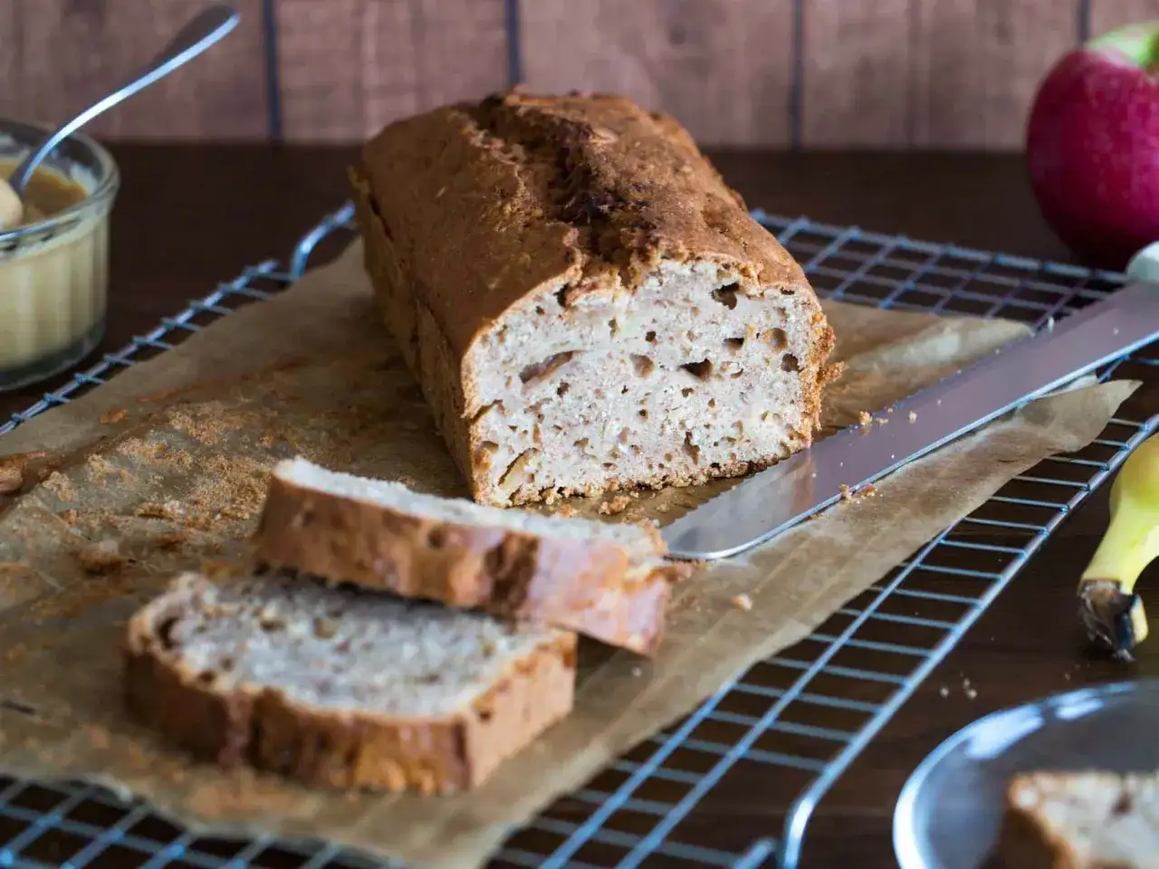 Przepis na Pyszny i Wilgotny Chlebek Bananowy z Jabłkami