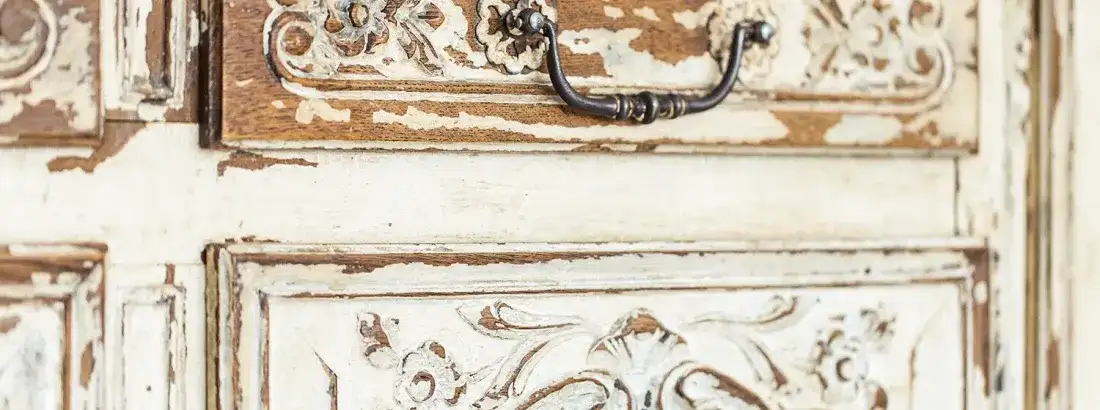 Jak postarzać meble domowymi sposobami: 8 skutecznych technik DIY