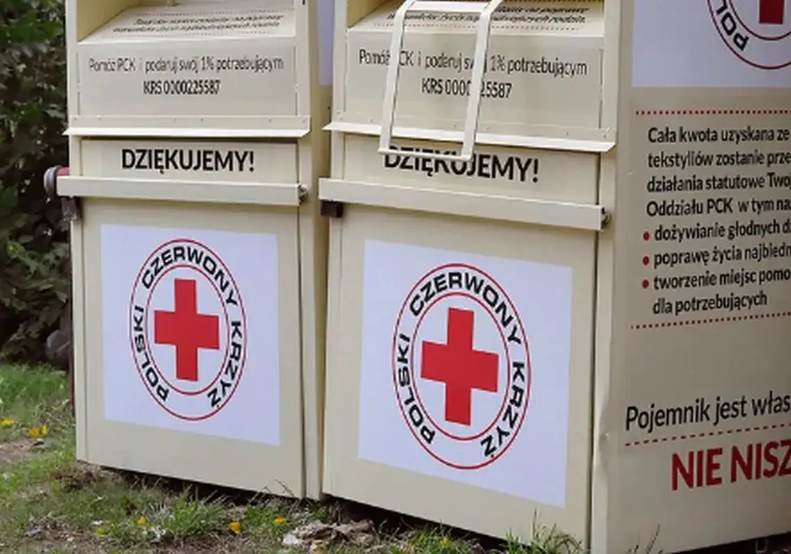 Jak przekazać ubrania do PCK? Gdzie oddać i co warto wiedzieć