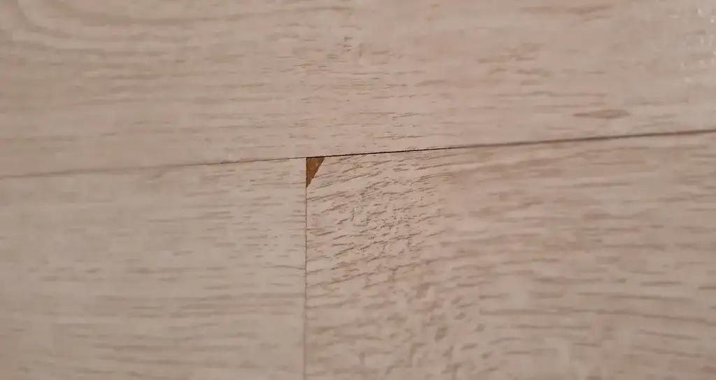 Jak skutecznie naprawić dziurę w panelu podłogowym? Zobacz metody!