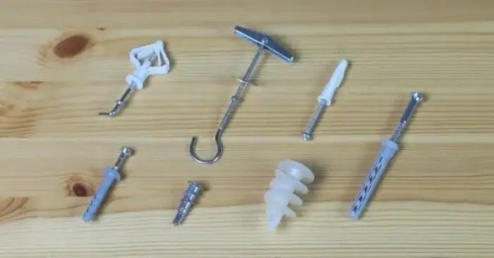 Jakie kołki do szafek łazienkowych wybrać, by uniknąć problemów?