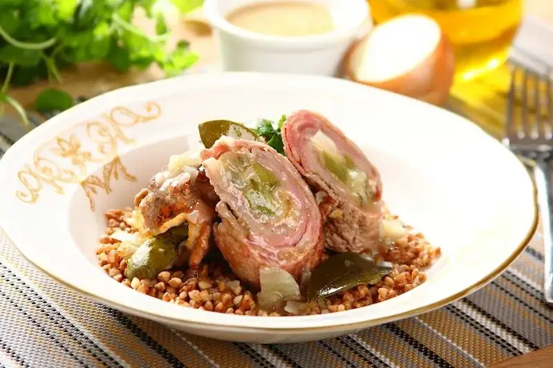 Zrazy z wołowiny – prosty przepis na pyszne danie na obiad