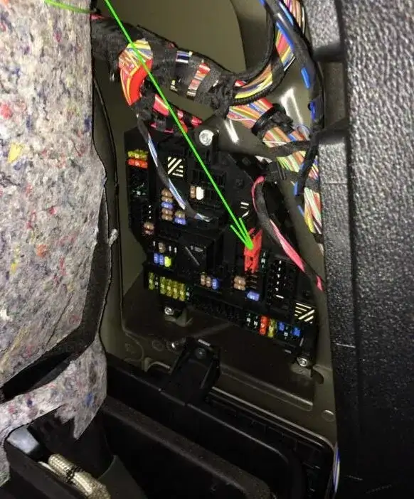 Gdzie są bezpieczniki w BMW X3 F25? Sprawdź lokalizację i uniknij problemów!