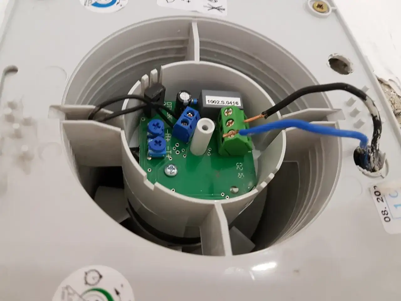 Prosty montaż wentylatora łazienkowego z czujnikiem wilgoci krok po kroku