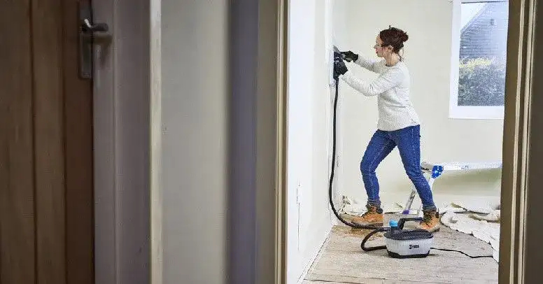 Jak usunąć tapetę flizelinową bez stresu i zbędnych problemów