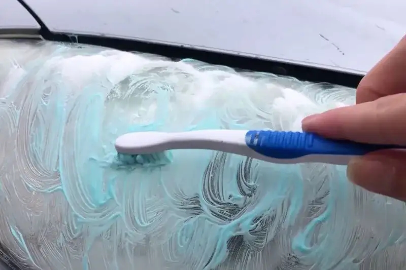 Jak wyczyścić lampy w samochodzie domowym sposobem i uniknąć zmatowienia