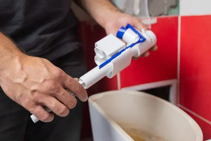 Jak naprawić spłuczkę do wc - proste kroki, które uratują Twój budżet