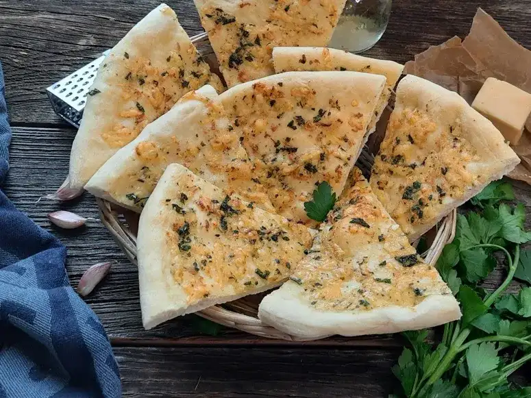 Najlepszy przepis na ciasto czosnkowe, które zachwyci Twoich gości