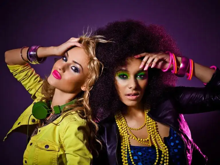 Impreza w stylu lat 80 tych - jak zorganizować niezapomniane przyjęcie