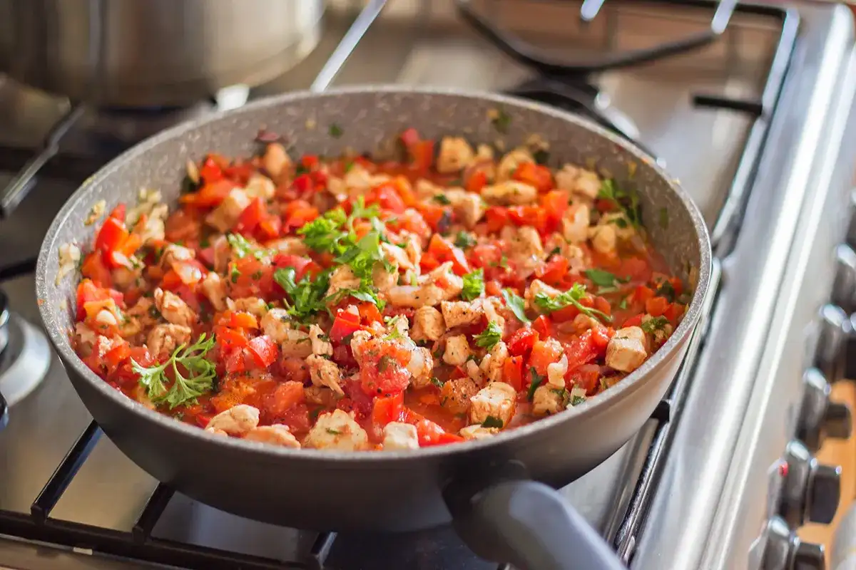 Prosty przepis na makaron penne z kurczakiem – smaczny obiad w 30 minut