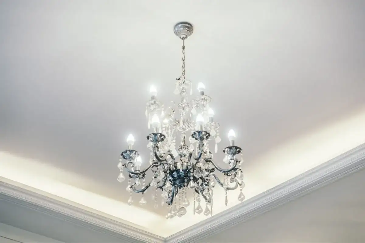 Jak podłączyć nowy żyrandol do starej instalacji bez ryzyka błędów