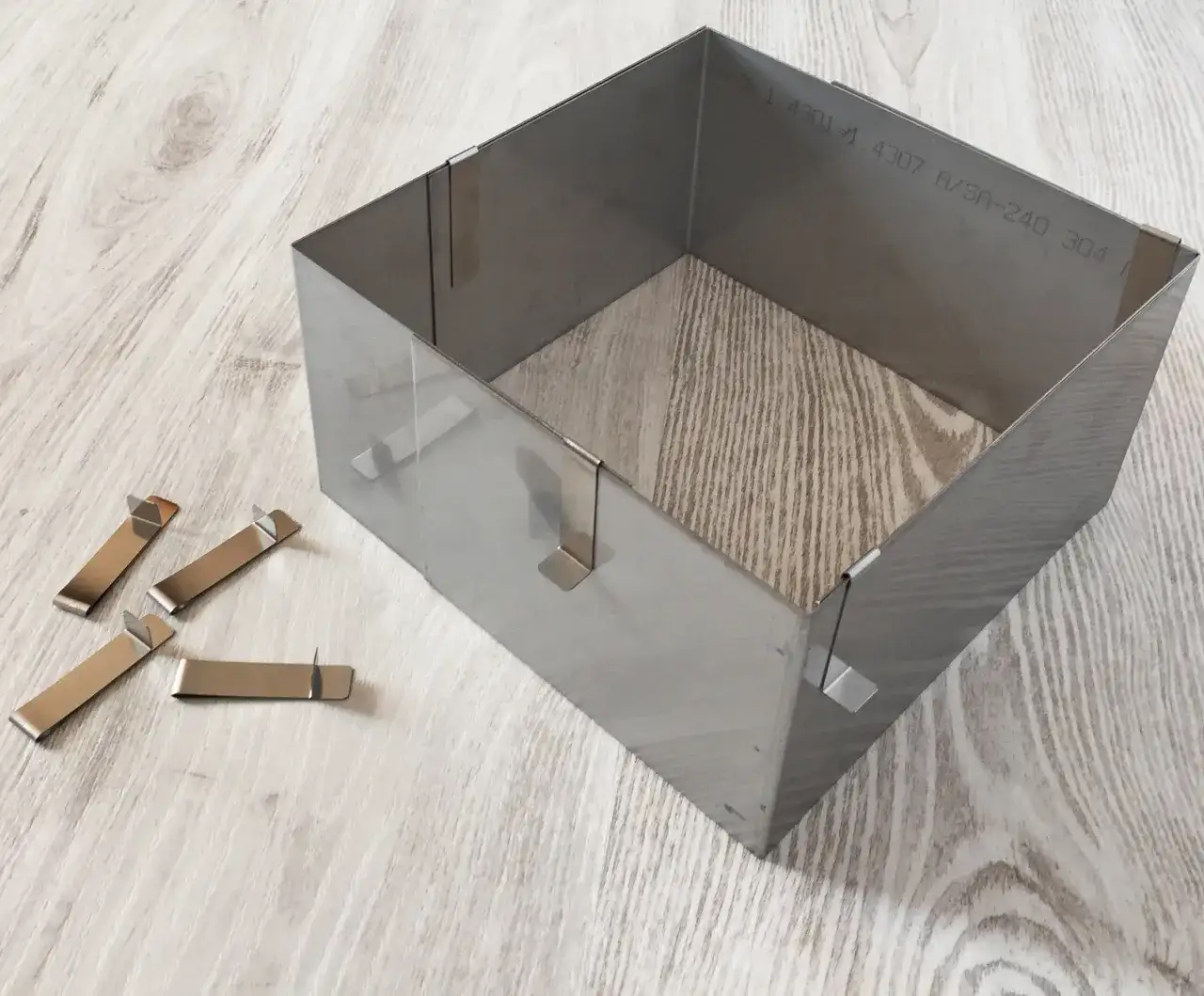 Jak prawidłowo używać rantu do ciasta prostokątnego - poradnik cukierniczy