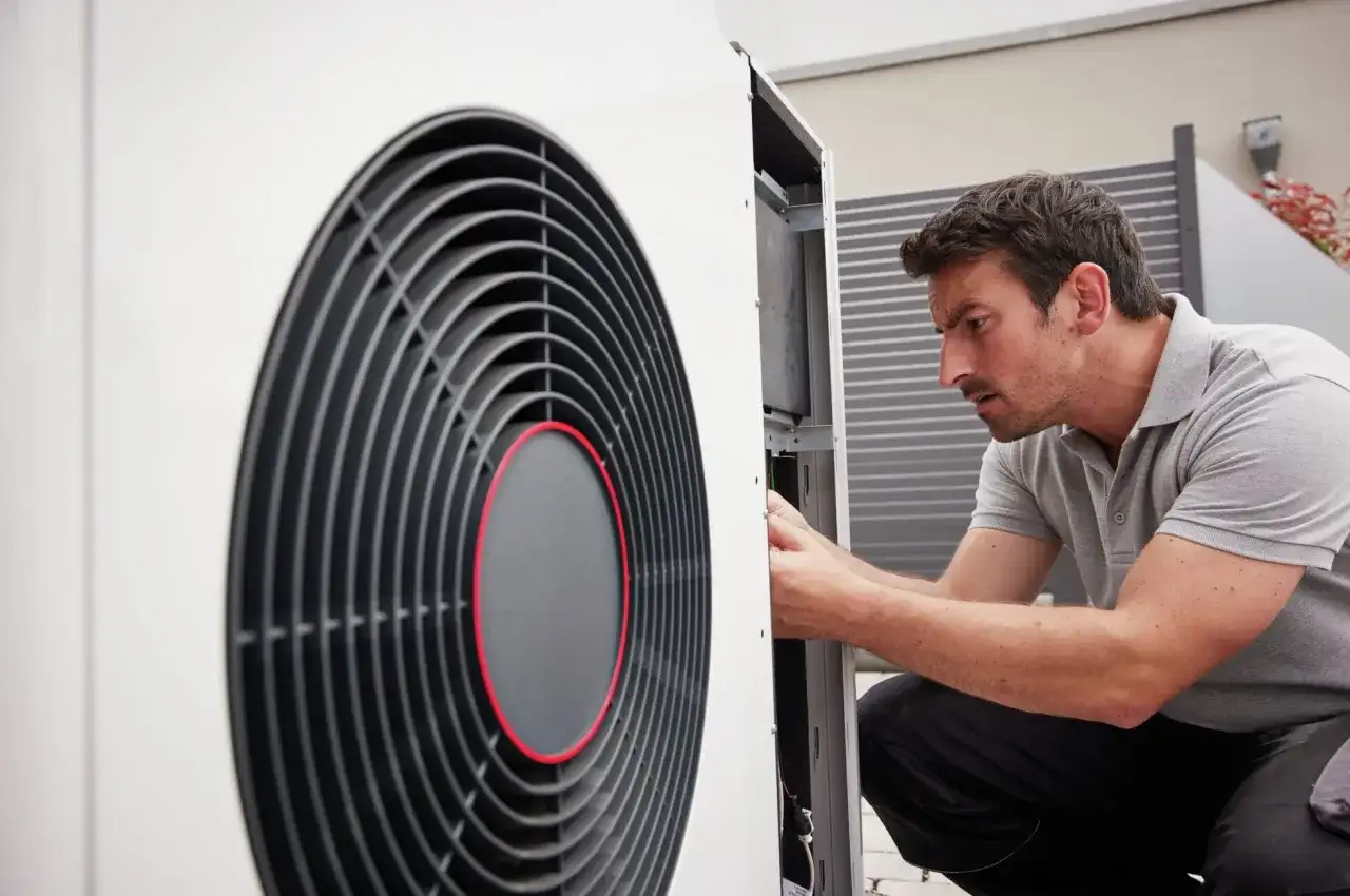 Instalator sprawdzający działanie pompy ciepła powietrze woda marki Saunier Duval