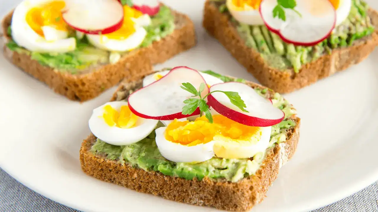 Ile kalorii ma awokado z jajkiem? Poznaj wartości odżywcze tej potrawy