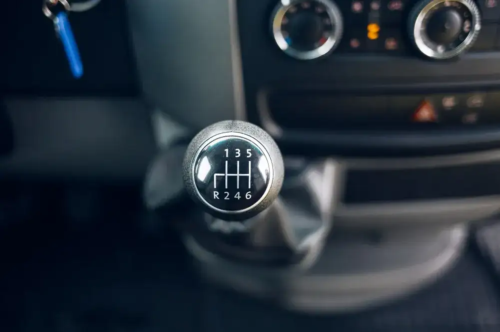 Jak zmieniać biegi w ciężarówce, aby uniknąć najczęstszych błędów