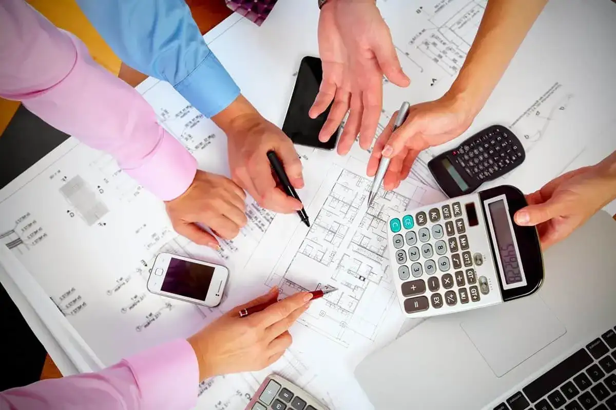 Ile kosztuje budowa domu systemem gospodarczym? Sprawdź ukryte koszty!