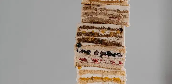 Jak nasączyć biszkopt herbatą - 5 sprawdzonych sposobów na wilgotne ciasto