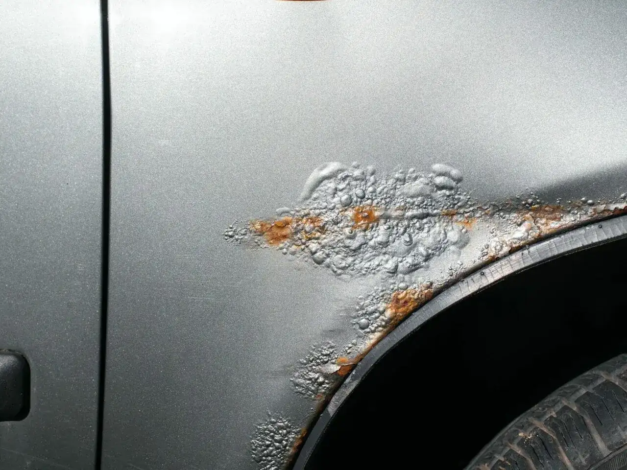 Najlepsze neutralizatory rdzy w rankingu - wybierz skuteczną ochronę metalu