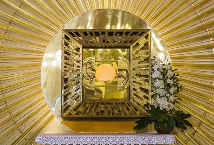 Co to jest adoracja w kościele i jak zmienia życie wiernych