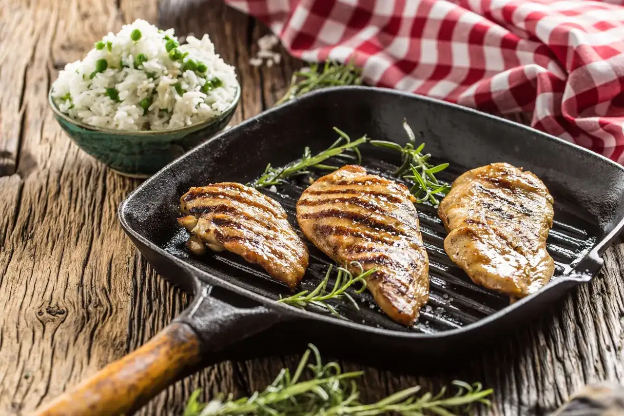 Najlepszy sposób jak zrobić pierś z kurczaka na patelni: przepis krok po kroku