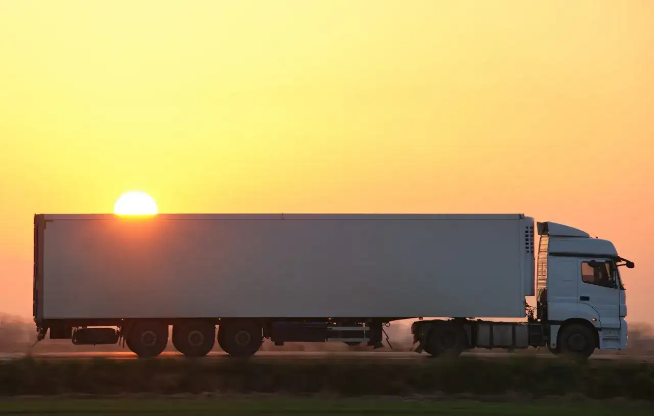 Naczepa BDE - co to jest i jak zwiększa wydajność transportu?