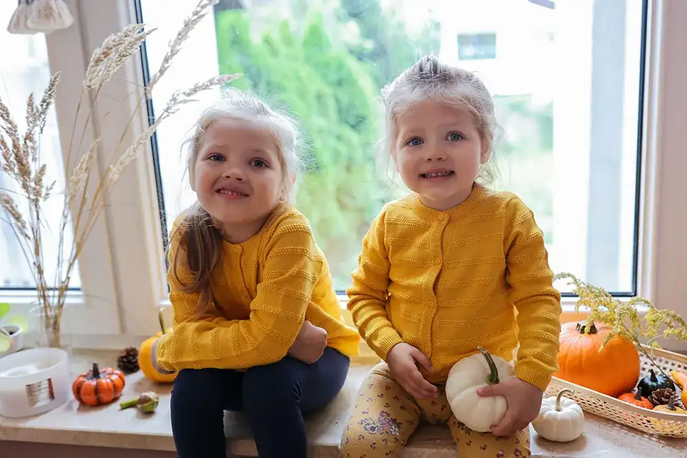 Jak modnie i praktycznie ubrać dziecko w kolory jesieni: porady dla rodziców