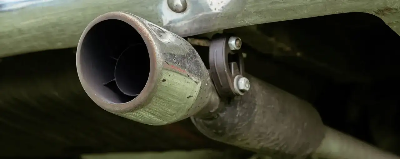 Dziura w wydechu objawy – jak rozpoznać poważne problemy z autem