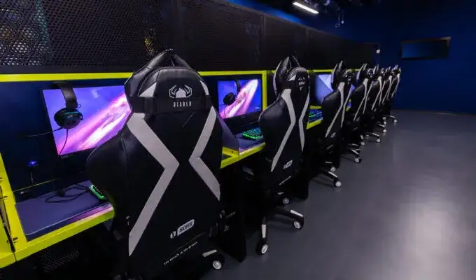 Kafejki gamingowe i społeczności graczy w Polsce: Gdzie można spotkać innych graczy?