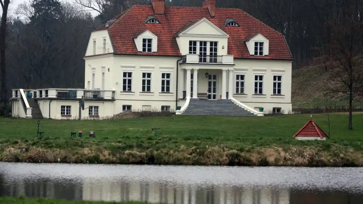 Dworek Sikorskiego w Chobielinie - historia, architektura i zwiedzanie