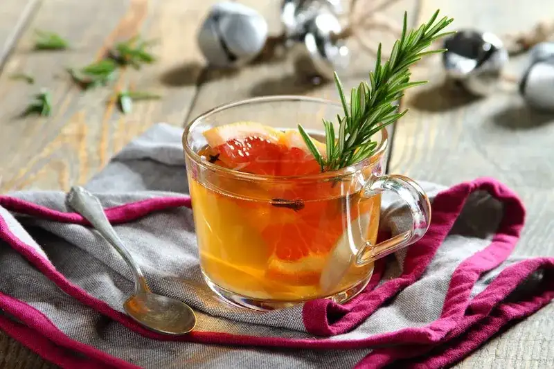 Jak zrobić aromatyczną herbatę z rozmarynem: przepis krok po kroku