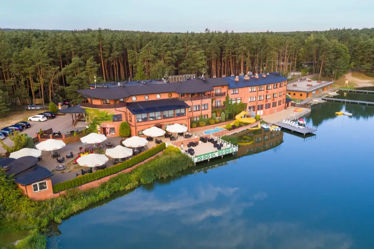 Najlepsze hotele nad jeziorem w Mazowieckiem – gdzie wypocząć i co zobaczyć