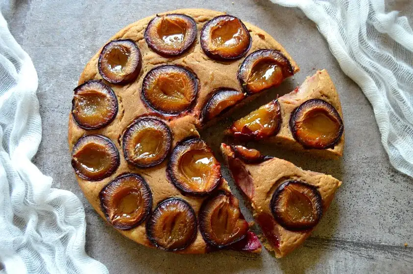 Łatwe fit ciasto ze śliwkami: przepis na zdrowy deser bez cukru