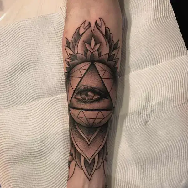 Tatuaż oko znaczenie: odkryj głęboką symbolikę i historię