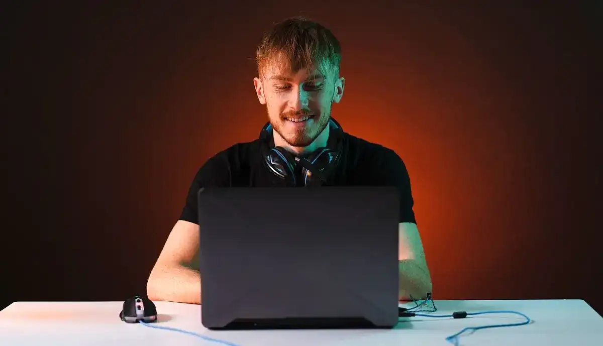 Przesądy w grach online: szczęśliwe rytuały i pechowe nawyki