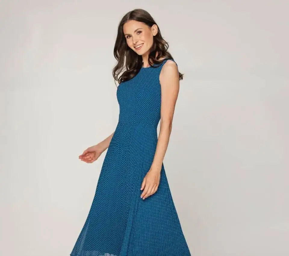 Jaka sukienka na wesele w plenerze, aby uniknąć modowej wpadki?