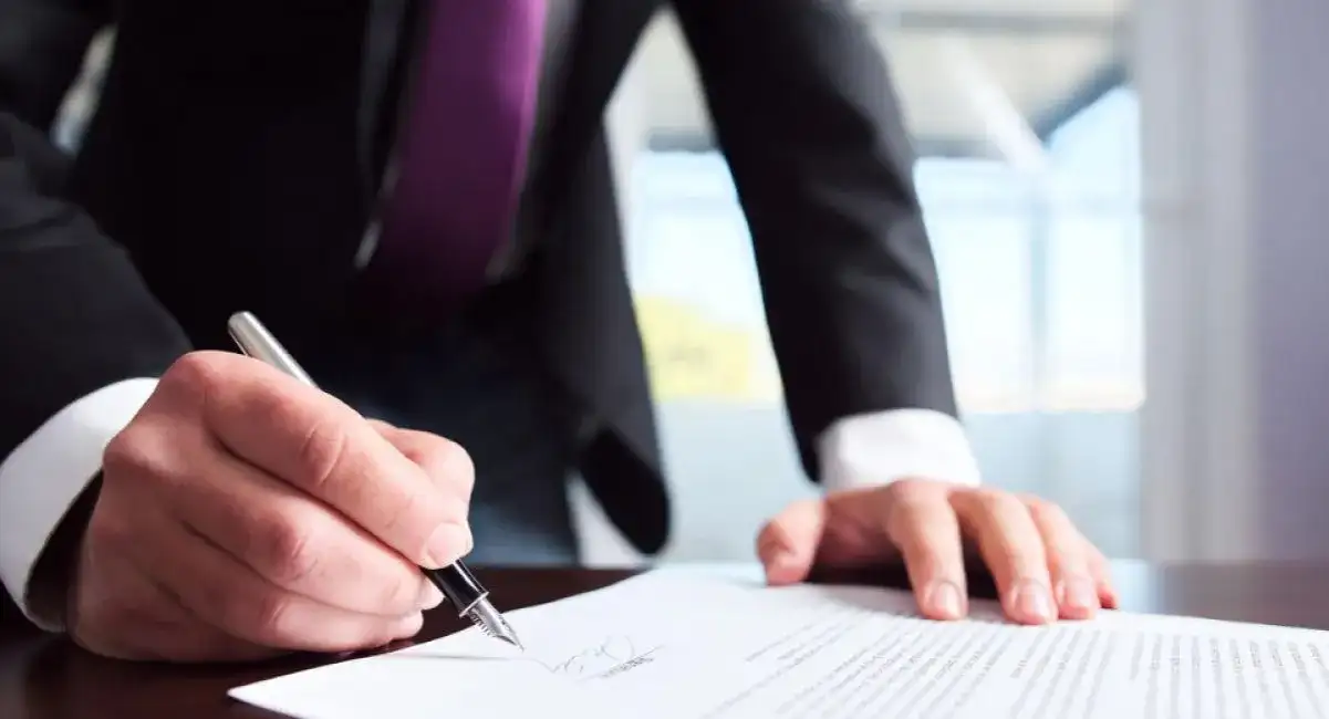 Kiedy zamawiający może odstąpić od umowy? Kluczowe warunki i przykłady