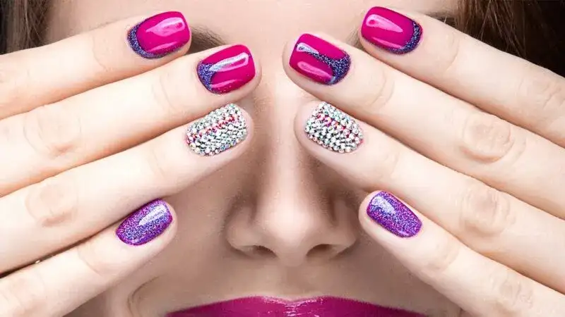 Jak skutecznie zmyć paznokcie hybrydy bez uszkodzenia płytki?