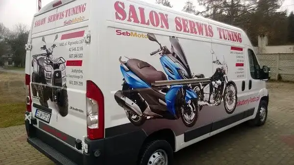 Reklama na samochodzie w Łodzi: skuteczna promocja firmy