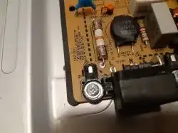 Gdzie jest bezpiecznik w telewizorze? Lokalizacja i bezpieczna wymiana