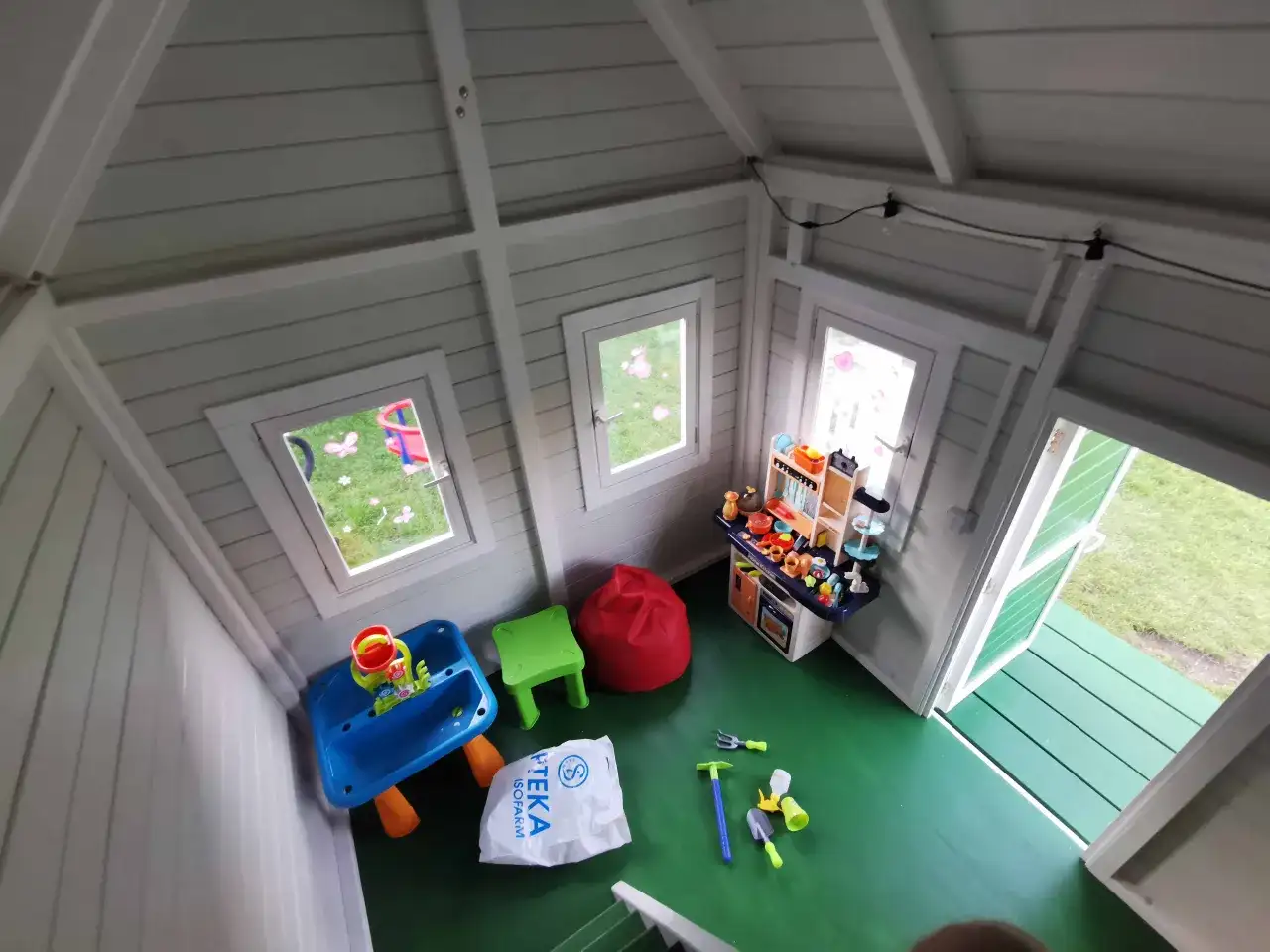 Jak urządzić domek ogrodowy dla dzieci, aby stał się magiczną przestrzenią