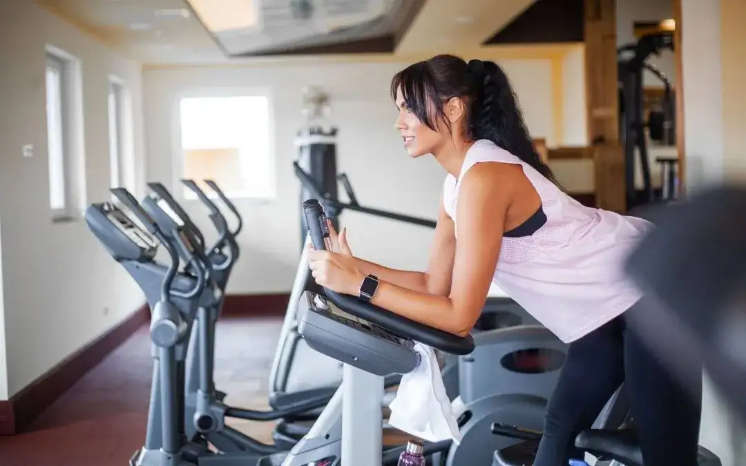 Jaki rower stacjonarny kupić: 5 kluczowych parametrów przed zakupem sprzętu