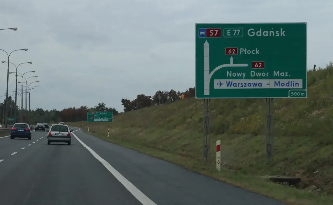 Gdzie zostawić samochód na lotnisku Modlin? Sprawdź najlepsze opcje