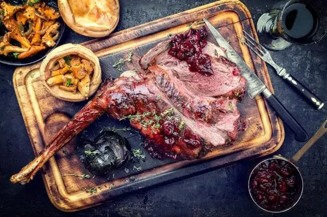 Jak upiec dziczyznę, by była soczysta i pełna smaku – sprawdzone metody