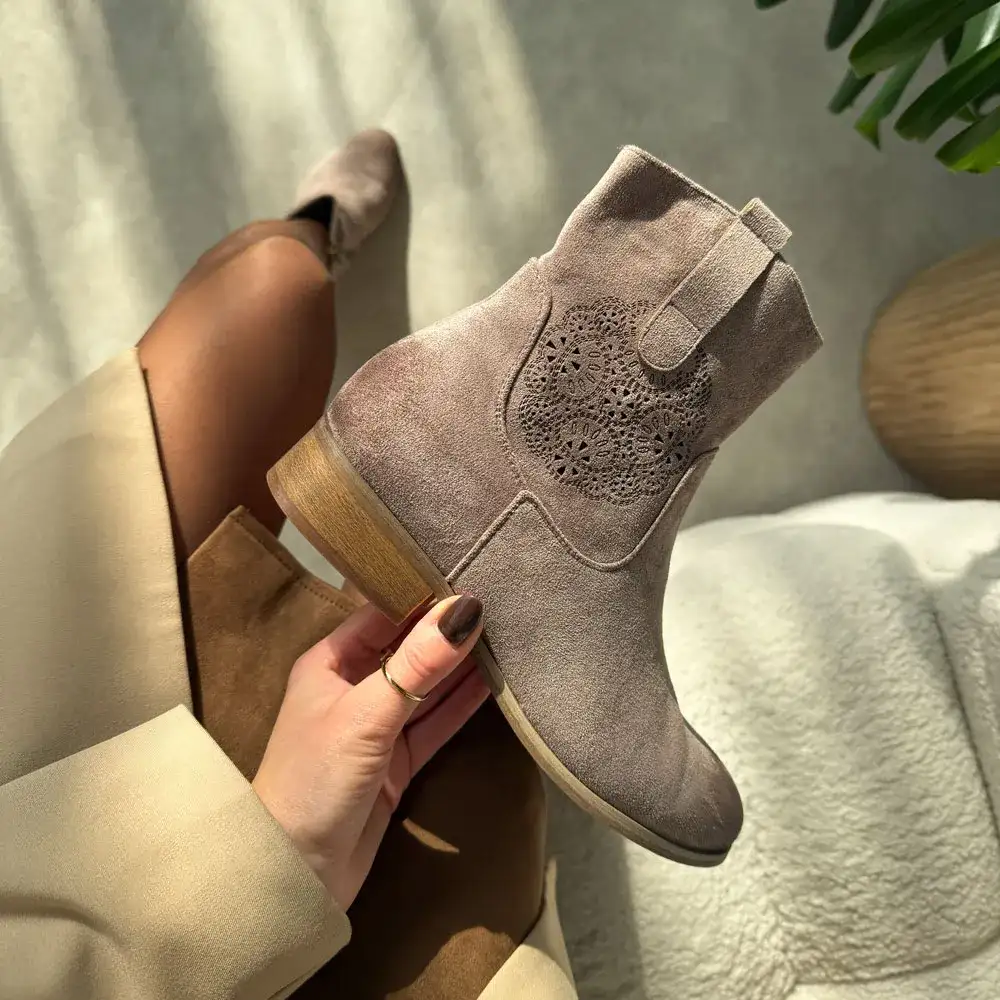 Botki damskie płaskie na wiosnę 2026 – elegancja i wygoda na co dzień