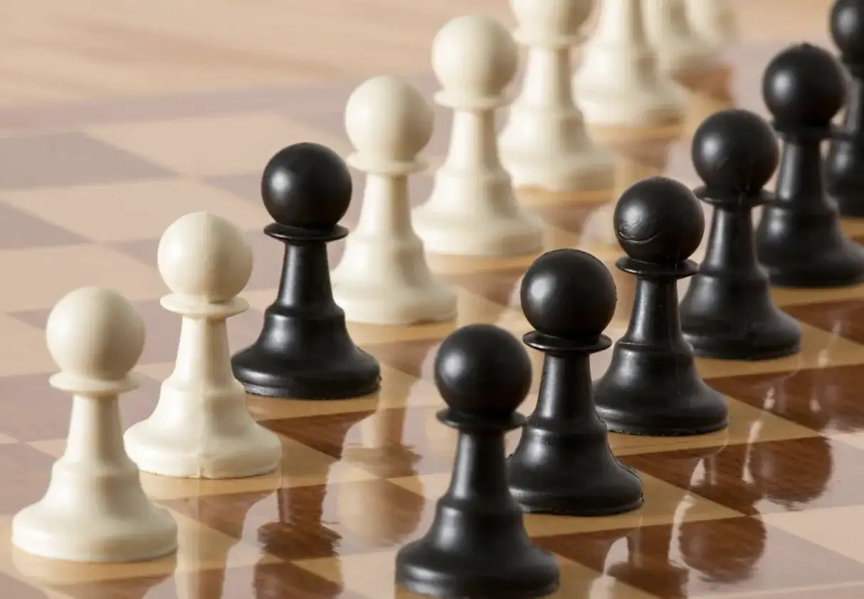 Teoria gier w edukacji – czego szachy, poker i gry losowe uczą o podejmowaniu decyzji