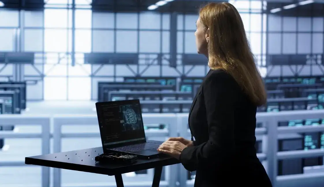 Sztuczna inteligencja w polskich firmach: kto wdraża, kto czeka i co mówią badania