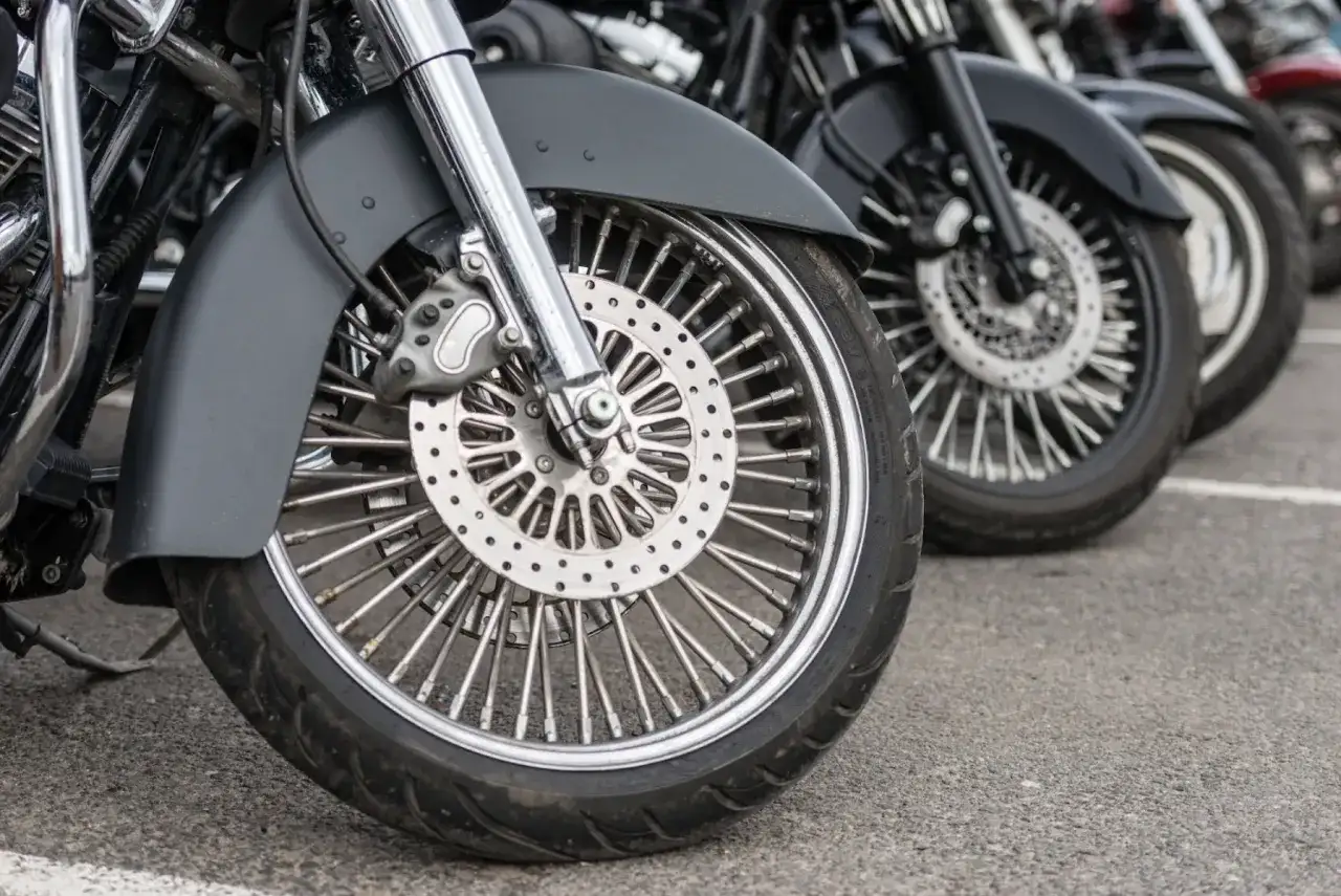przednie koła zaparkowanych obok siebie motocykli
