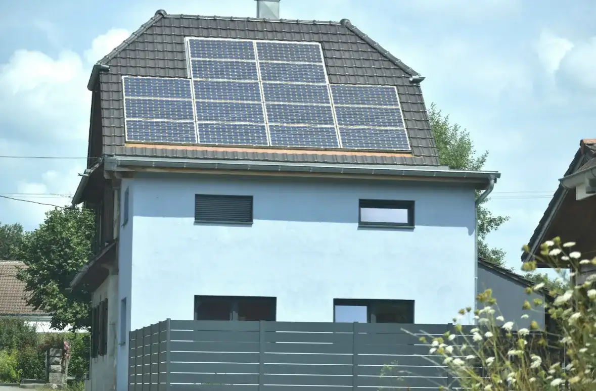 Co się dzieje z nadwyżkami energii słonecznej w polskich instalacjach fotowoltaicznych wiosną