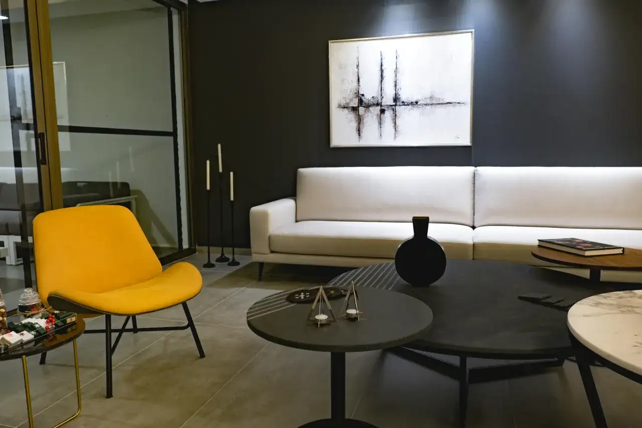 Jak wybrać meble w salonie meblowym, żeby służyły przez lata?